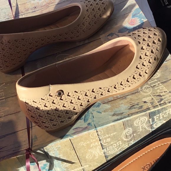 Round-toe flat in beige - Picture 2 of 5